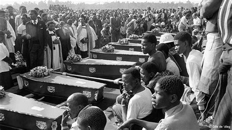 O Massacre de Sharpeville: Protestos contra a Lei do Passe e o Início da Resistência Armada na África do Sul